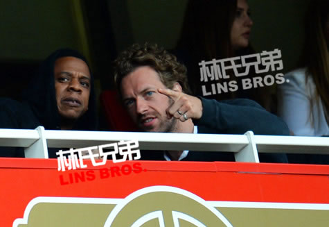 Jay Z不想错过曼联和阿森纳足球比赛..和Coldplay主唱Chris Martin现场看球 (照片)