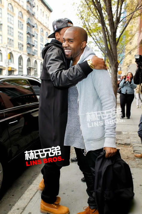 更多照片Jay Z与好兄弟Kanye West重聚在纽约 (8张照片)