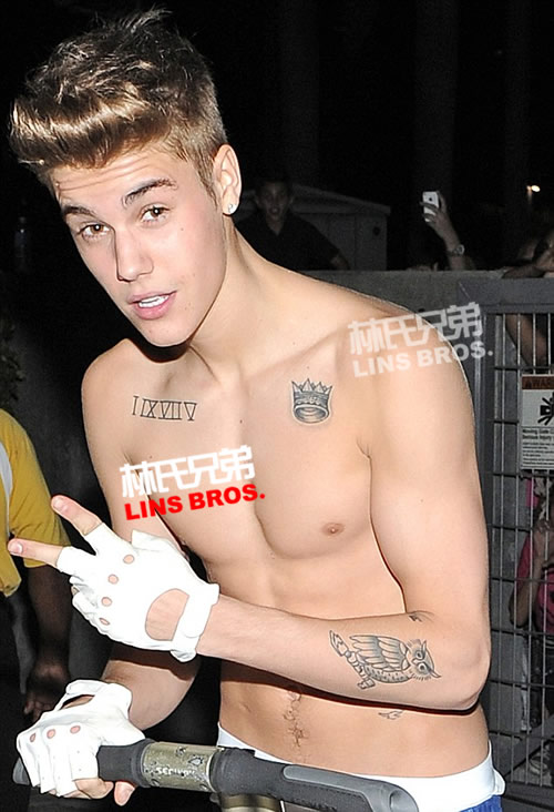 Justin Bieber让你见识下他还有这种本领..他给纹身艺术家纹身 (照片)