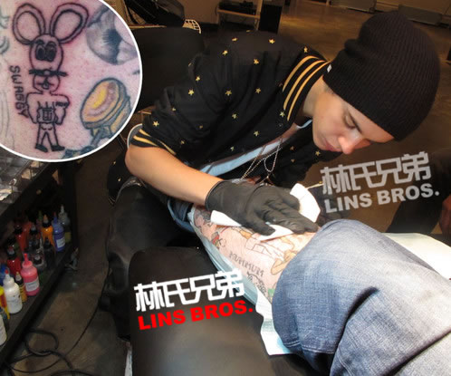 Justin Bieber让你见识下他还有这种本领..他给纹身艺术家纹身 (照片)