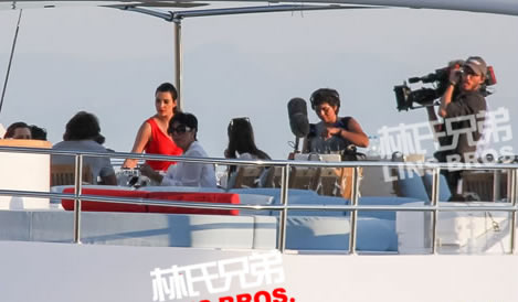 更多照片Kanye怀孕女友大肚子卡戴珊与家人在希腊拍摄真人秀节目 (19张照片)