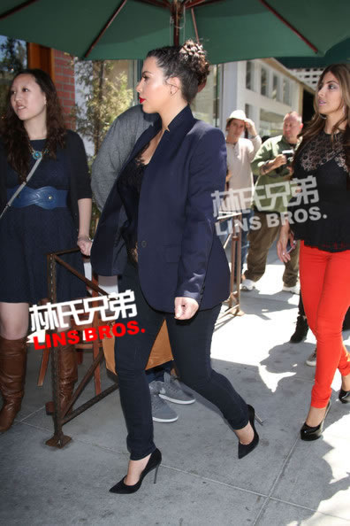 Kim Kardashian新发型..高跟鞋出现在比佛利山庄展示大肚子 (20张照片)