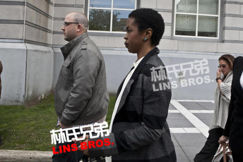 Lauryn Hill依然是自由的，表情凝重离开法院 (5张照片)