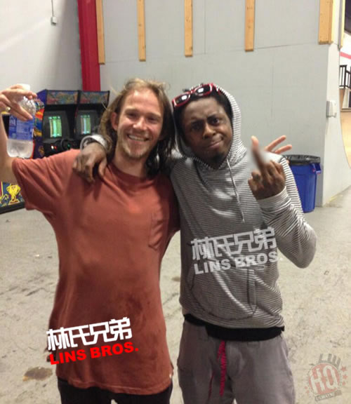 Lil Wayne伸出“愤怒”的手势..依旧喜欢滑板运动 (4张照片)