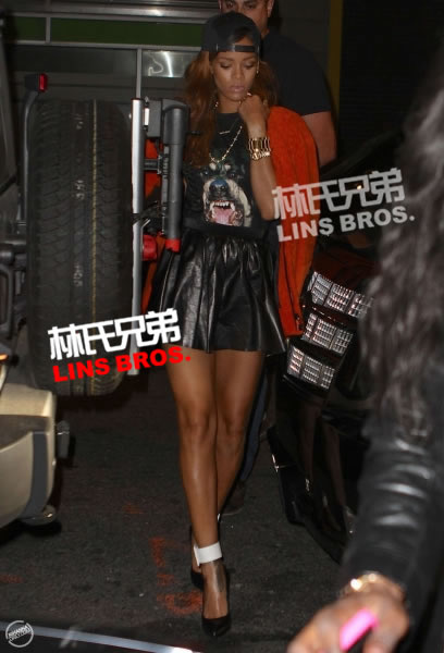 Rihanna在她最爱的城市纽约与朋友一起吃饭 (20张照片)