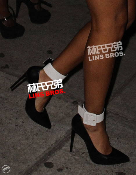 Rihanna在她最爱的城市纽约与朋友一起吃饭 (20张照片)