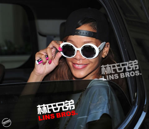 Rihanna好心情撅嘴与歌迷互动..离开纽约酒店 (13张照片)