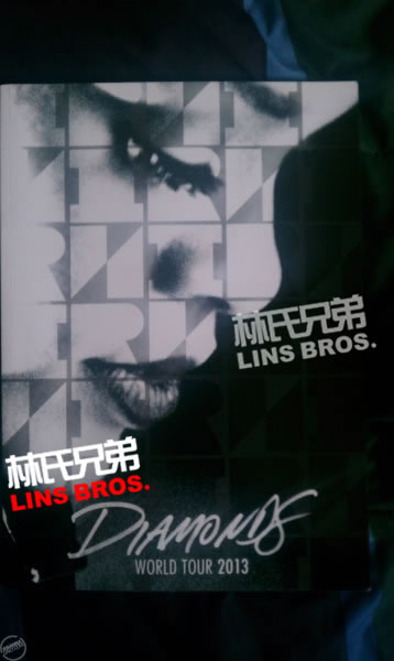 更多照片Rihanna的Diamonds世界巡回演唱会纪念册内页 (16张照片)