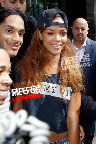 Rihanna在纽约离开酒店与歌迷们一起拍照 (6张照片)