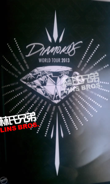 更多照片Rihanna的Diamonds世界巡回演唱会纪念册内页 (16张照片)