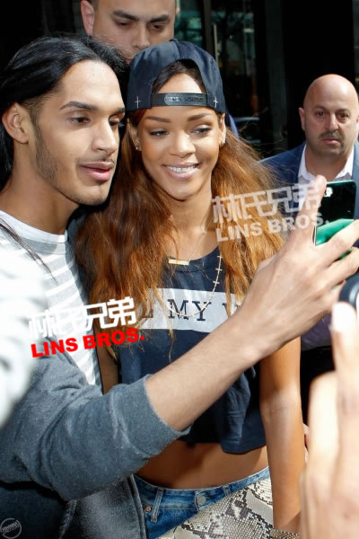 Rihanna在纽约离开酒店与歌迷们一起拍照 (6张照片)