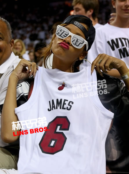 Rihanna是迈阿密热火队超级粉丝...最喜欢詹姆斯..观看热火Vs.雄鹿队季后赛 (8张照片)