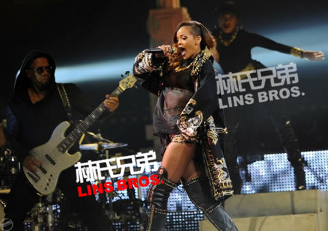 Rihanna在Tampa举行Diamonds世界巡回演唱会 (8张照片)