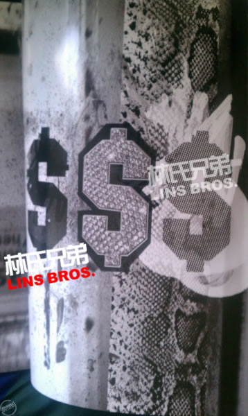 更多照片Rihanna的Diamonds世界巡回演唱会纪念册内页 (16张照片)