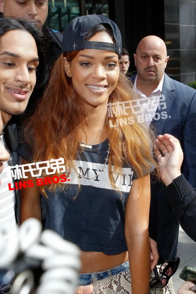 Rihanna在纽约离开酒店与歌迷们一起拍照 (6张照片)