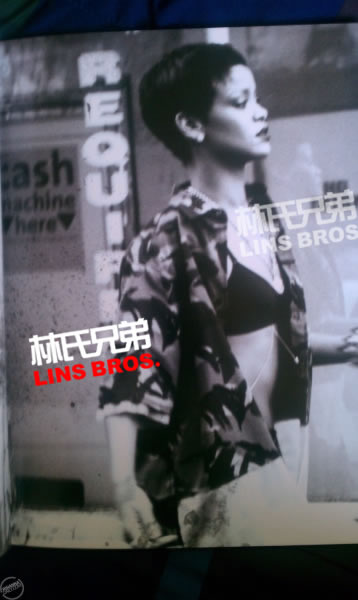 更多照片Rihanna的Diamonds世界巡回演唱会纪念册内页 (16张照片)