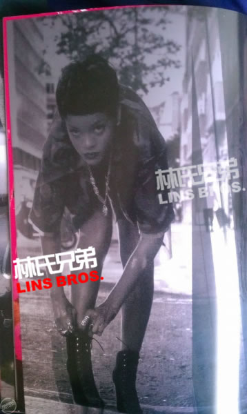 更多照片Rihanna的Diamonds世界巡回演唱会纪念册内页 (16张照片)