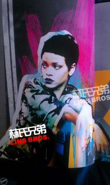 更多照片Rihanna的Diamonds世界巡回演唱会纪念册内页 (16张照片)