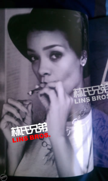 更多照片Rihanna的Diamonds世界巡回演唱会纪念册内页 (16张照片)