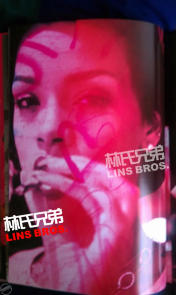 更多照片Rihanna的Diamonds世界巡回演唱会纪念册内页 (16张照片)