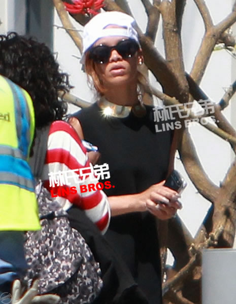 Rihanna恢复健康..出现在洛杉矶机场前往Tampa演出 (16张照片)