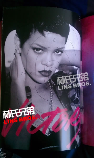 Rihanna的Diamonds世界巡回演唱会纪念册 (16张照片)