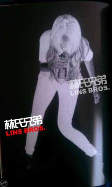 Rihanna的Diamonds世界巡回演唱会纪念册 (16张照片)