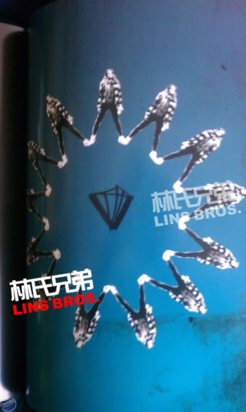 Rihanna的Diamonds世界巡回演唱会纪念册 (16张照片)