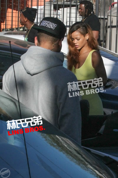 好久没在一起..Chris Brown陪Rihanna购物 (19张照片)