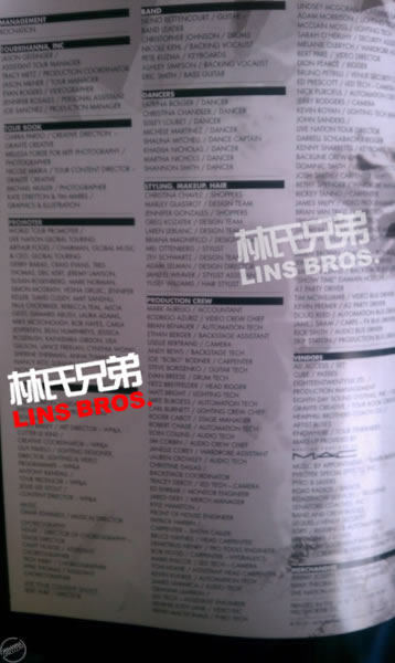 Rihanna的Diamonds世界巡回演唱会纪念册 (16张照片)