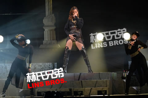 Rihanna洛杉矶举行Diamonds巡回演唱会..后台和演出照片 (14张照片)