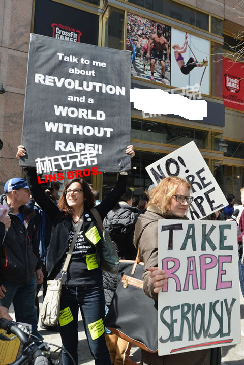 Rick Ross的反对者在某运动品牌商店门口抗议 (10张照片)