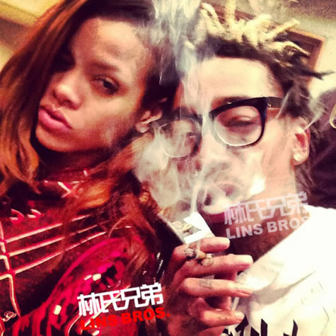 戴眼镜Wiz Khalifa分享和Rihanna一起烟雾弥漫照片