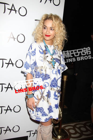 Rita Ora秀美腿..在拉斯维加斯TAO夜店Party (7张照片)