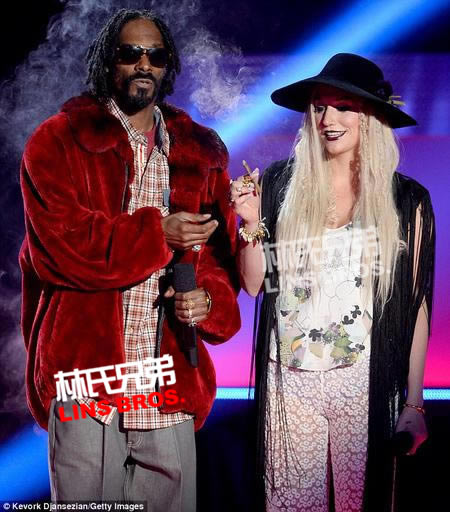 Snoop Dogg不担心和Ke$ha舞台上抽大麻? Snoop有执照.. (4张照片) 