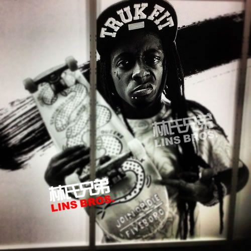 Lil Wayne伸出“愤怒”的手势..依旧喜欢滑板运动 (4张照片)