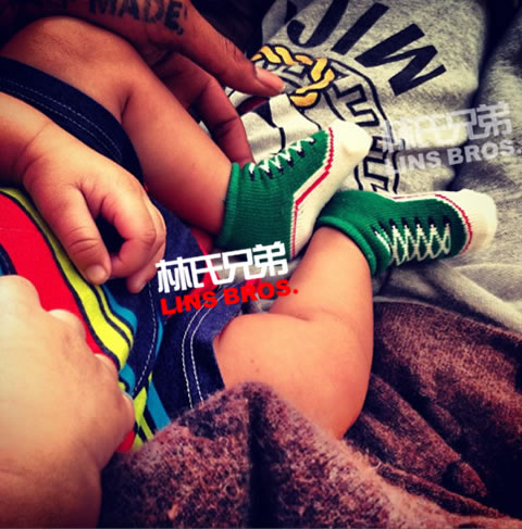 多么甜蜜的状态! Wiz Khalifa的可爱小Baby睡在父亲的肩膀上 (2张照片)
