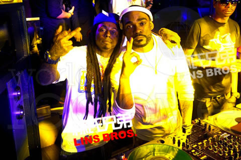 又洒钱..Lil Wayne在迈阿密STORY夜店Party..庆祝兄弟Meek Mill生日 (Pt.1/17张照片)