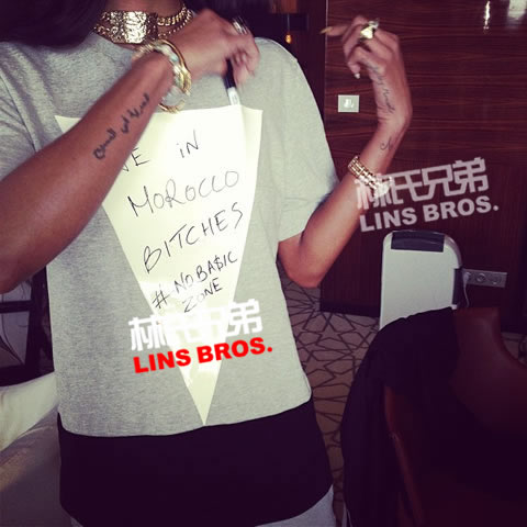 几天来一直包着头巾.. 单身Rihanna在非洲摩洛哥买东西.. (11张照片)