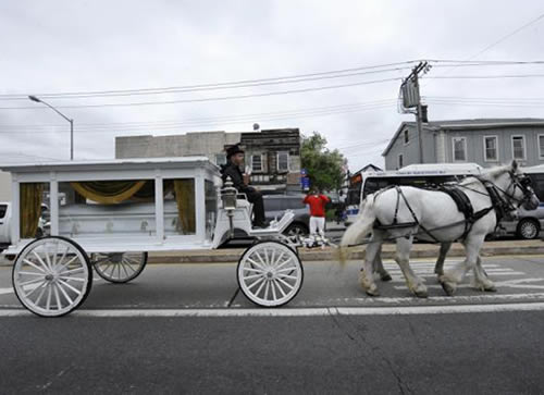 50 Cent 慈善出资为纽约皇后区枪击伤亡的14岁女孩提供葬礼马车 (2张照片)