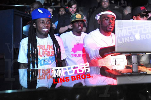 又洒钱..Lil Wayne在迈阿密STORY夜店Party..庆祝兄弟Meek Mill生日 (Pt.1/17张照片)