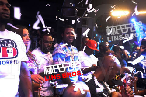 Lil Wayne在迈阿密STORY夜店Party..庆祝兄弟Meek Mill生日 (Pt.2/15张照片)