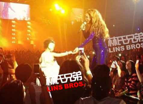 母亲Beyoncé公开与宝贝女儿Blue Ivy手牵手于伦敦演唱会台上 (视频)