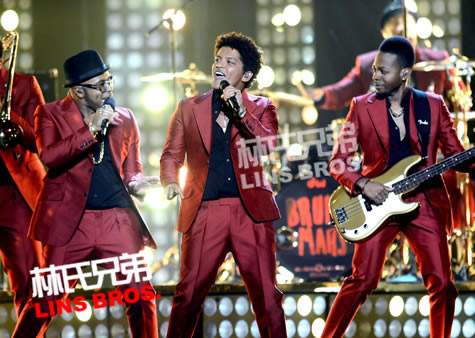 Bruno Mars在2013 Billboard Music Awards公告牌大奖现场表演Treasure (视频)