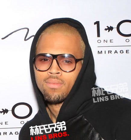 Chris Brown庆祝24岁生日..Rihanna没有在旁边..脱光衣服抽烟 (12张照片)
