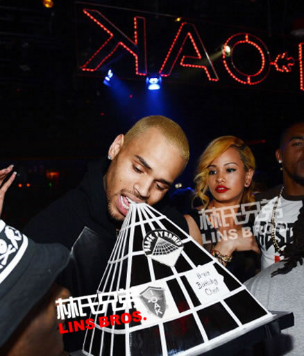 Chris Brown庆祝24岁生日..Rihanna没有在旁边..脱光衣服抽烟 (12张照片)