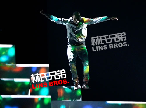 Chris Brown在Billboard Music Awards表演Fine China (照片/视频)