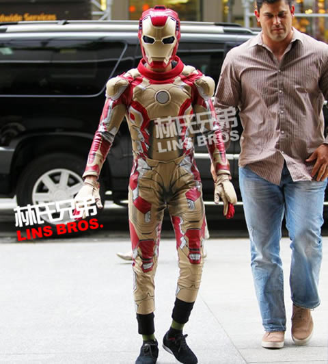 Will Smith儿子Jaden穿上钢铁侠Ironman盔甲 和卡戴珊妹妹Kylie Jenner吃饭..(5张照片)