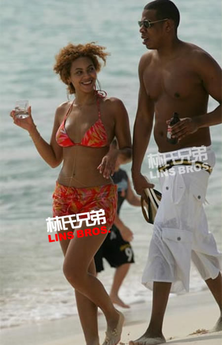 Beyonce想证明她没有怀孕..举着杯子喝酒，老公Jay Z在旁边没有阻止 (3张照片)
