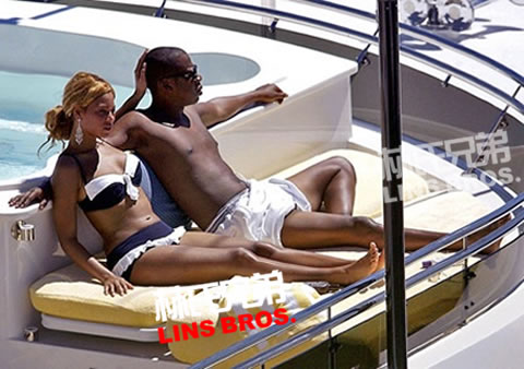 放假了..Jay Z和妻子Beyoncé在法国度假登上游艇...Bey亲妹妹与男朋友一起 (10张照片)